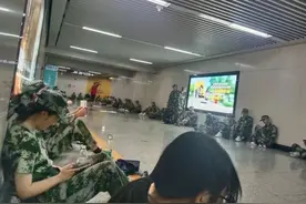 这届新生的军训到底有多快乐？来看军训“显眼包”行为大赏图片