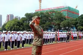 深圳高校军训教官王佳：我要把军人优良作风传递给祖国下一代图片