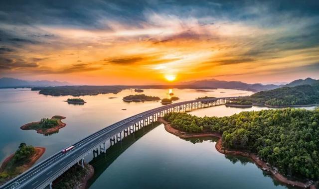 江西秋日自驾天花板，这几条公路带你驶入最美秋色！