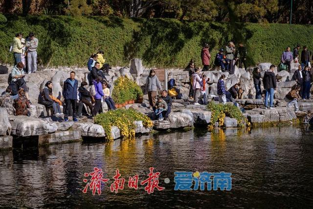 一年四季 泉在济南丨济南黑虎泉畔：秋日赏泉正当时，市民尽享泉水魅力
