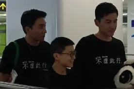 不虚此行！胡歌成都路演后抱着“花花”坐地铁“下班”图片