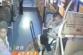 温暖山东丨老人夜间乘车犯迷糊，公交司机打车送其回家图片