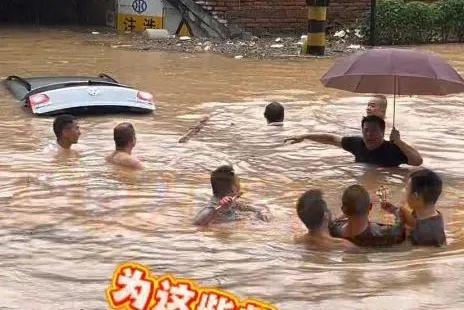 小车被冲入桥洞 警民携手救援