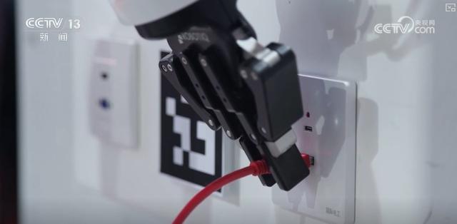 精巧插槽、柔顺分拣、灵活搬运……自主精准操作成亮点！人形机器人“巧手出细活”