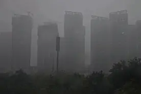 广西南宁狂风暴雨来袭 白天宛如黑夜图片
