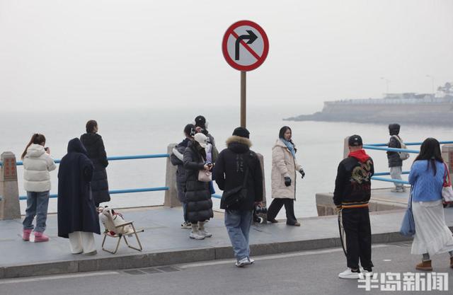 沿海再起雾气，景致若隐若现
