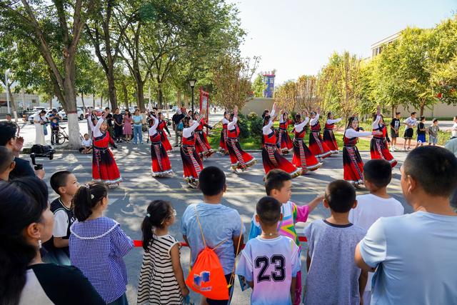 2025年武汉公共文化志愿服务边疆行顺利启程，武汉图书馆博乐分馆正式揭牌