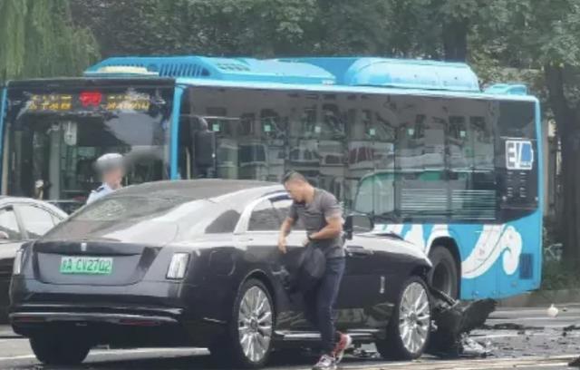 陈震再度回应“车祸事件”：对方为网约车，有司乘人员保险，会全力支付应该负担的赔偿