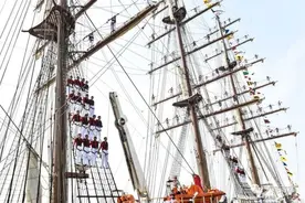 桅杆上是……人人人人人人人人？！图片