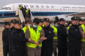 中泰缅联合打击妙瓦底电诈，首批中国籍嫌疑人押解回国图片