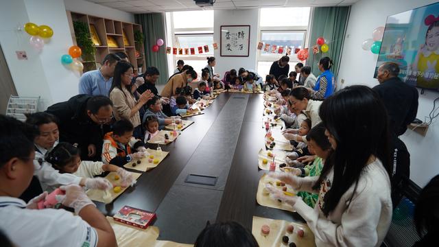 做月饼、猜灯谜，话团圆，和孩子们一起体验节日乐趣