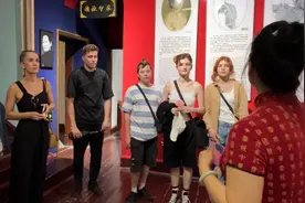 “机遇中国  活力山东”｜外国友人暑期打卡烟台山景区图片