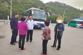 七旬老人景区迷路 ，温馨巴士司机帮其寻找家人图片