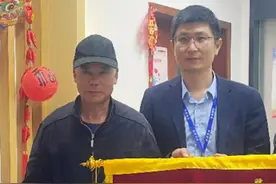 手机不慎落入湖中，结果……图片