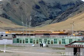 昔日萤火照明酥油灯 今日光明屋热太阳能图片