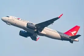 热闻|高跟鞋OUT！湖南航空取消空姐穿高跟鞋执行航班引热议，网友：支持！图片