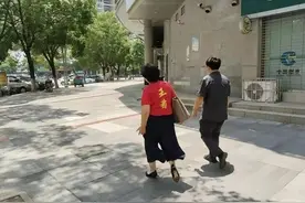 湖南男子中五百万挥霍一空还赖账，净身出户的前妻还债图片