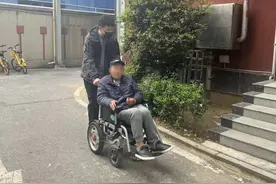 爹爹电动轮椅半路没电被困，武昌民警安全护送回家图片