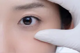 高考结束，妈妈带着她来做这件事，都说会显年轻，是真的吗图片