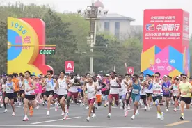 破纪录！北京半程马拉松冠军诞生！图片