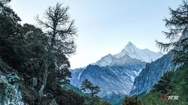 C视觉·C位追山⑨丨每一张都是手机屏保 隔屏仰望亚丁三大雪山