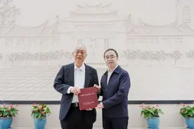丘成桐在厦大：“很高兴回到我父亲念书的地方开讲！”图片