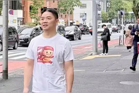 刘强东穿印有京东外卖二维码衣服现身日本，网友猜测要进军海外市场？客服回应图片