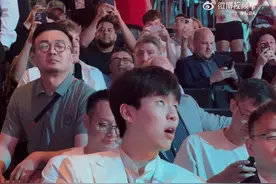 📸现场直击：杨瀚森在16顺位被选中后一脸错愕惊出表情包！图片