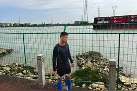 休班期间他跳入河中救起两条生命，狠狠感动了！图片