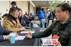政协委员现场追问，“上门代厨到底算啥行业？究竟该由哪个部门管？” | 2024上海两会时间图片