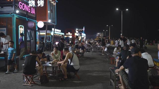 银滩夏夜：海风伴欢乐 灯火映清凉