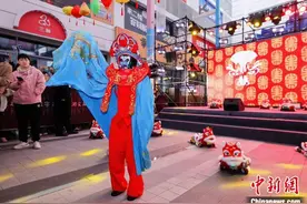 （新春走基层）机器人表演走进杭州街头 “变脸”“舞狮”闹元宵图片