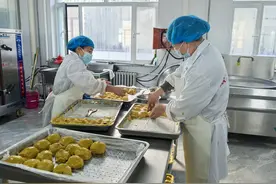 出走大山的粘豆包图片