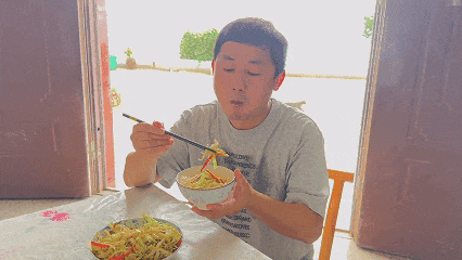 鄱阳银鱼三丝：舀一勺湖鲜 炒出家的味道