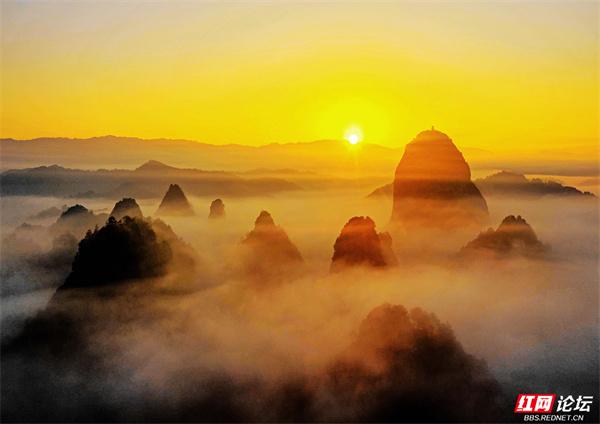 云雾作幕，丹霞为台：独岩峰的“天际线独舞”