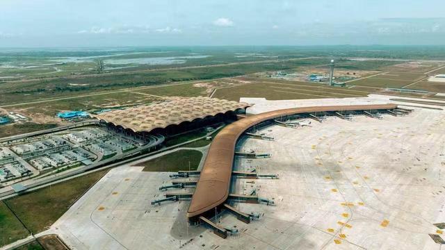 由中企承建的柬埔寨德崇国际机场正式通航