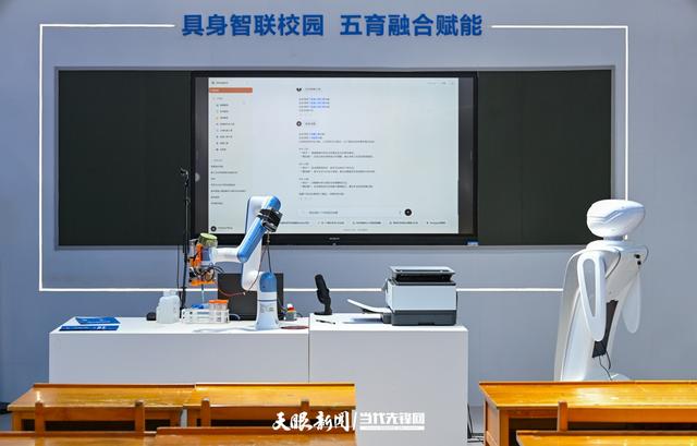G视觉丨热度高涨！2025数博会：科技魅力吸引众人驻足