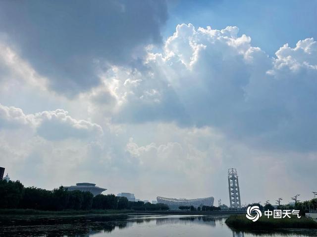 破云而出 北京上空出现云隙光美景