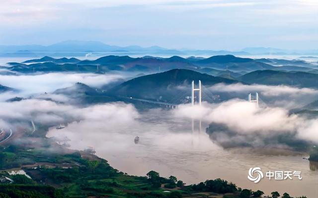 广西南宁雨后雾气朦胧 群山若隐若现