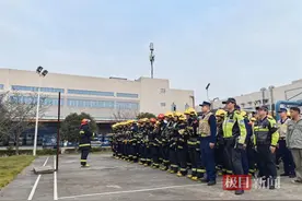 无人机投弹“灭火”、直升机运送“伤员”，武汉经开区消防空地联动开展实战演练图片