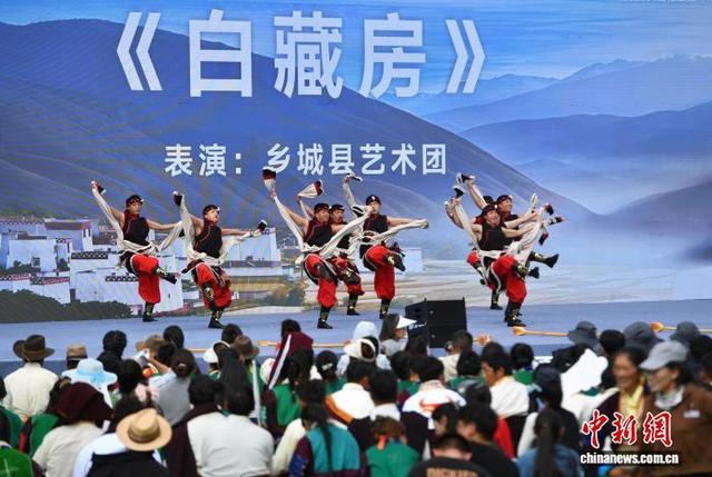 2025大香格里拉环线·乡城白色灌礼文化周上演千人锅庄秀