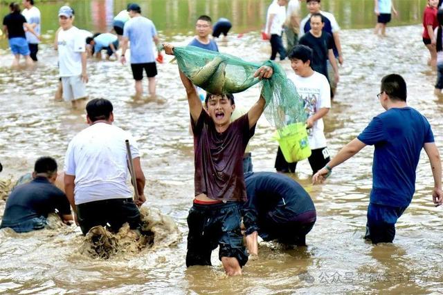会泽雨碌大地缝：捞鱼抓鸭嗨翻天‖雨碌乡捞鱼狂欢节