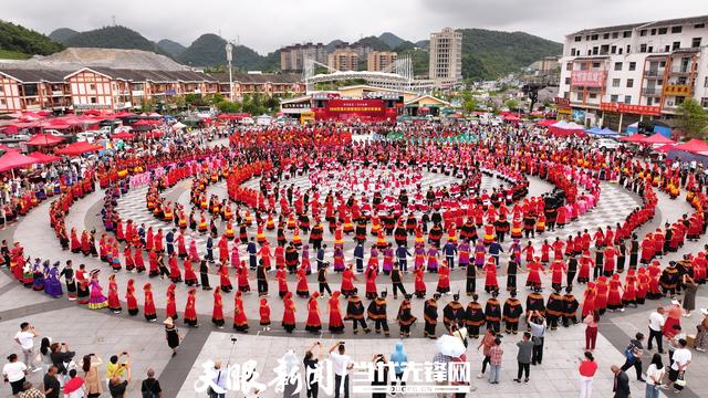 暖了游人 富了乡亲 ——百里杜鹃“红色堡垒・一呼百应”绘就新风景