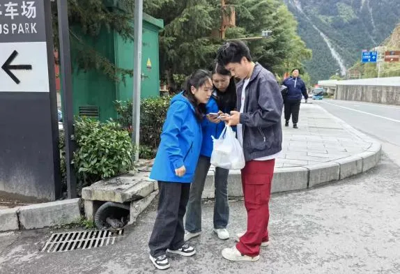 九寨沟县2025年“国庆·中秋”黄金周旅游市场持续火爆 旅游接待再创新高