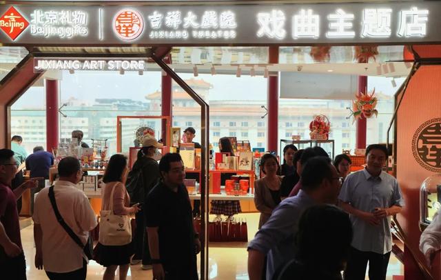 火出圈！王府井“空中戏院”成年轻人打卡新宠——