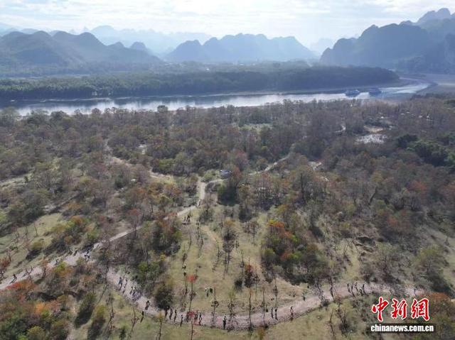 2025桂林漓江徒步大会吸引万人向漓江而行