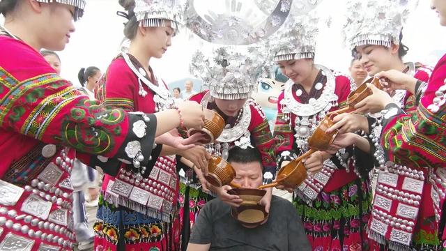 【山水黔南多奇幻】国庆旅游消费市场火爆，平塘“旅游饭”越吃越香