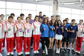 梦幻联动！陈梦手把手教全红婵、盛李豪打乒乓球图片