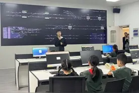 小学生走进电子机器人实验室，感受来自科学的魅力图片
