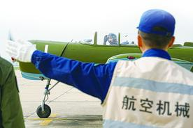 海军首批舰载机女飞行学员接受《环球时报》采访：要上就上最好的舰艇，飞最好的飞机图片